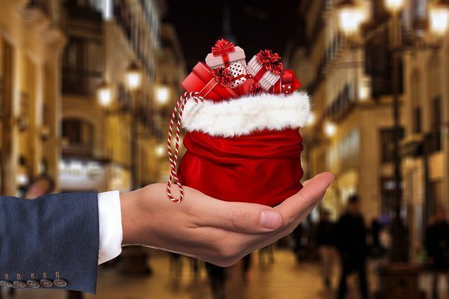 El consumismo  descontrolado sea la fecha que sea del año es algo que está muy presente en el mundo actual. Parece que no estamos siendo muy conscientes de la multitud de consecuencias que tiene si no se hace de una forma controlable y equilibrada. Hay que apuntar que el término "consumismo" no está relacionado solo con los factores de nivel inmediato en el día a día. En la publicidad podemos tener un buen ejemplo. Siempre está en nuestros hogares si ponemos la televisión. Cuando vamos por la calle vemos publicidad por todos lados. Hay veces que la vemos y no nos damos ni cuenta ¡esto es bastante curioso! La verdad que todo está estudiado. El consumismo está manifestado en la vida de forma muy ligera y no nos damos ni cuenta. Tiene consecuencias nefastas en nuestra sociedad.