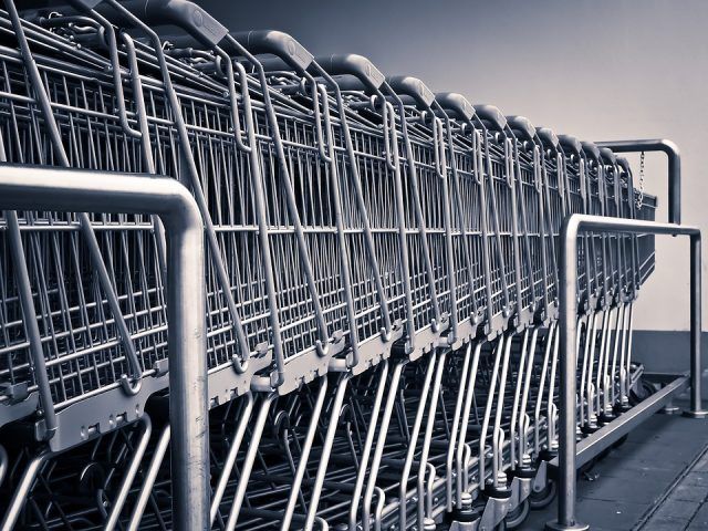 El consumismo  descontrolado sea la fecha que sea del año es algo que está muy presente en el mundo actual. Parece que no estamos siendo muy conscientes de la multitud de consecuencias que tiene si no se hace de una forma controlable y equilibrada. Hay que apuntar que el término "consumismo" no está relacionado solo con los factores de nivel inmediato en el día a día. En la publicidad podemos tener un buen ejemplo. Siempre está en nuestros hogares si ponemos la televisión. Cuando vamos por la calle vemos publicidad por todos lados. Hay veces que la vemos y no nos damos ni cuenta ¡esto es bastante curioso! La verdad que todo está estudiado. El consumismo está manifestado en la vida de forma muy ligera y no nos damos ni cuenta. Tiene consecuencias nefastas en nuestra sociedad.