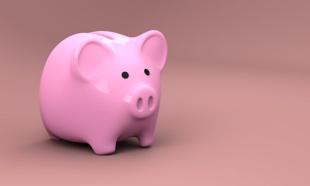 Por fin hemos encontrado trabajo. Una vez que lo tenemos nos enteramos de lo que vamos a cobrar. La empresa te dice lo que vas a cobrar en tú salario bruto, pero ¿es esa cantidad la que vamos a cobrar finalmente? Parece ser que no ¡no te vengas arriba! El sueldo neto es el que cobrarás y es menor al salario bruto.