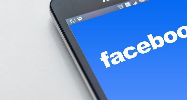 Seguro que conoces a alguien que está enganchado a los juegos que ofrece Facebook. Tiene juegos muy adictivos. Se convierten en viral. Como hemos dicho Facebook estudia todo al más mínimo detalle. Todos los juegos tienen niveles. Al llegar a un determinado nivel el propio juego no te deja continuar avanzando ¿qué ocurre en ese momento? O bien tienes que esperar unos días para que se te desbloquee, pedir a tus amigos vidas (molestas demasiado) o puedes comprar monedas para poder continuar. Muchas son las personas que optan por comprar estas monedas.  Ven que no es muy caro, pero unos dólares de uno, unos euros de otros, se hacen con dinero al final. Es una moneda virtual, pero que vale dinero de verdad.