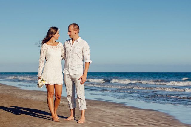 El acuerdo de divorcio se conoce también como disolución matrimonial. Este documento sirve para que los miembros de la pareja puedan llegar a un acuerdo en lo que se refiere al propio divorcio. Dentro de este documento tiene que haber temas como la custodia de los niños (sin los hay), la pensión alimenticia, la visita de los niños, como se reparten los bienes materiales de la pareja y otros temas de interés. Si un juez considera que todos los elementos que contiene el divorcio son correctos y equilibrados puede declarar apto el divorcio.