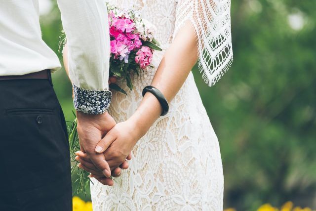 Lo ideal es no divorciarse en la vida, pero hay parejas que por una u otra razón tienen que llegar a este duro proceso. El divorcio se puede convertir en un verdadero infierno para los dos miembros de la pareja. La custodia de los niños, la repartición de los posibles bienes, quien se queda con la casa, etc, son quebraderos de cabeza que se tienen cuando una pareja comienza esta andadura tan dura. Hay cosas que no se pueden evitar. Hay que pasar por ellas. Cuando una pareja se divorcia con muchos conflictos se hace todo mucho más difícil, pero hay una manera de hacerlo. El divorcio de mutuo acuerdo nos sirve para que el proceso sea más corto y menos doloroso. Te enseñamos cómo te puedes divorciar de forma sencilla.
