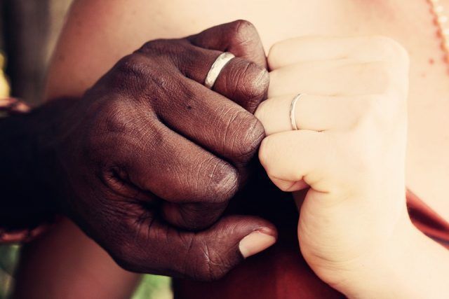 Lo ideal es no divorciarse en la vida, pero hay parejas que por una u otra razón tienen que llegar a este duro proceso. El divorcio se puede convertir en un verdadero infierno para los dos miembros de la pareja. La custodia de los niños, la repartición de los posibles bienes, quien se queda con la casa, etc, son quebraderos de cabeza que se tienen cuando una pareja comienza esta andadura tan dura. Hay cosas que no se pueden evitar. Hay que pasar por ellas. Cuando una pareja se divorcia con muchos conflictos se hace todo mucho más difícil, pero hay una manera de hacerlo. El divorcio de mutuo acuerdo nos sirve para que el proceso sea más corto y menos doloroso. Te enseñamos cómo te puedes divorciar de forma sencilla.