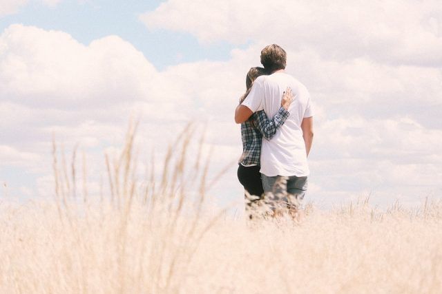 Lo ideal es no divorciarse en la vida, pero hay parejas que por una u otra razón tienen que llegar a este duro proceso. El divorcio se puede convertir en un verdadero infierno para los dos miembros de la pareja. La custodia de los niños, la repartición de los posibles bienes, quien se queda con la casa, etc, son quebraderos de cabeza que se tienen cuando una pareja comienza esta andadura tan dura. Hay cosas que no se pueden evitar. Hay que pasar por ellas. Cuando una pareja se divorcia con muchos conflictos se hace todo mucho más difícil, pero hay una manera de hacerlo. El divorcio de mutuo acuerdo nos sirve para que el proceso sea más corto y menos doloroso. Te enseñamos cómo te puedes divorciar de forma sencilla.