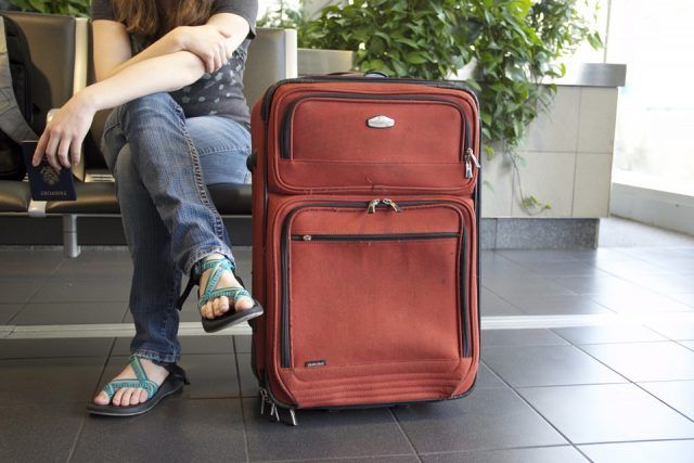 Si queremos viajar al extranjero necesitamos el pasaporte. No es obligatorio tener que estar en posesión de él si no vas a viajar fuera de tú país. Se considera en España viajar al extranjero siempre que sea un país que no esté vinculado con la Unión Europea. Este documento caduca como el documento nacional de identidad y hay que respetar los plazos. Para que no te de dolores de cabeza lo mejor sería acudir con antelación a la fecha de caducidad a renovarlo. Normalmente suele haber mucha demanda de renovación y es por ello que el organismo que hace este trabajo de cita. Estas citas se alargan en el tiempo sobre todo cuando se acerca el verano de cara a las vacaciones.