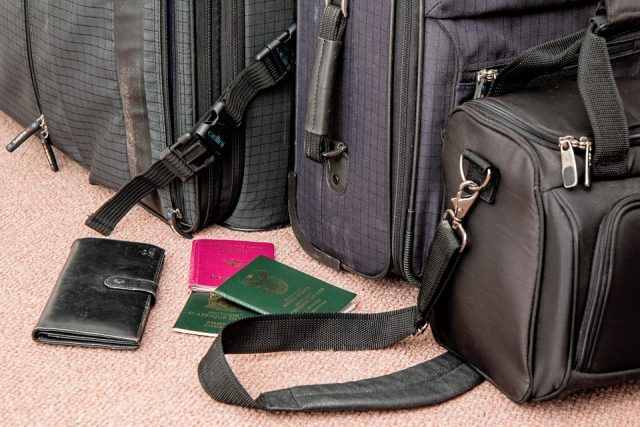 Si queremos viajar al extranjero necesitamos el pasaporte. No es obligatorio tener que estar en posesión de él si no vas a viajar fuera de tú país. Se considera en España viajar al extranjero siempre que sea un país que no esté vinculado con la Unión Europea. Este documento caduca como el documento nacional de identidad y hay que respetar los plazos. Para que no te de dolores de cabeza lo mejor sería acudir con antelación a la fecha de caducidad a renovarlo. Normalmente suele haber mucha demanda de renovación y es por ello que el organismo que hace este trabajo de cita. Estas citas se alargan en el tiempo sobre todo cuando se acerca el verano de cara a las vacaciones.