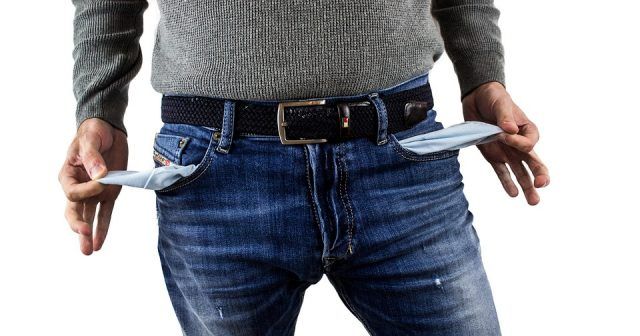 Por lo general, el que presta la cantidad de dinero no suele ser una persona física (aunque también puede ocurrir que nos preste dinero un familiar o un amigo) Es el banco el que suele conceder un micro crédito, pero hoy por hoy hay empresas que se dedican a ello y nosotros se lo vamos a contar para que sepas todo acerca de los mini créditos. Es importante saber cuales son las ventajas y las desventajas de los llamados mini créditos.