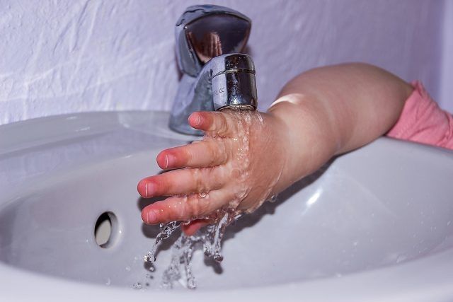 Año nuevo y subidas de precios. El agua está siempre en el punto de mira de las subidas de principio de año. Si sube el agua sube la luz, si sube la luz sube el agua. Todo está relacionado. El agua es un bien preciado y además es imprescindible. Necesitamos el agua para todo. Cocinamos, lavamos el coche, nos duchamos, nos bañamos, etc y para todo usamos el agua. Si quieres ahorrar agua y dinero te vamos a dar una serie de consejos ¡síguelos!