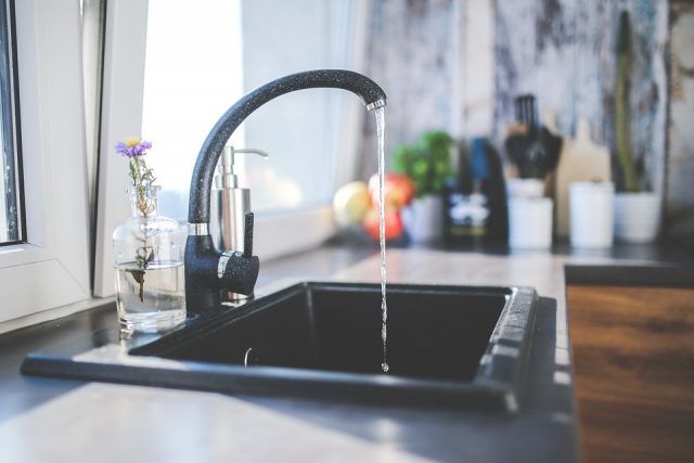 Año nuevo y subidas de precios. El agua está siempre en el punto de mira de las subidas de principio de año. Si sube el agua sube la luz, si sube la luz sube el agua. Todo está relacionado. El agua es un bien preciado y además es imprescindible. Necesitamos el agua para todo. Cocinamos, lavamos el coche, nos duchamos, nos bañamos, etc y para todo usamos el agua. Si quieres ahorrar agua y dinero te vamos a dar una serie de consejos ¡síguelos!