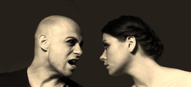 El tema de las agresiones es muy controvertido. A veces somos víctimas de agresiones y no lo sabemos. Cuando esto pasa no debemos de dejarlo pasar. Lo mejor será hacerle frente cuanto antes. El problema es que cuando estamos en un caso así no sabemos como reaccionar.  Pueden haber agresión en la escuela, en el trabajo, etc. Te vamos a contar que puedes hacer para denunciar por agresiones.