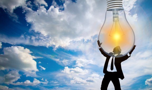 Cómo funciona la placa solar térmica? ¿Qué necesitamos para poder instalarla? Necesitamos la placa solar térmica ¿para qué la usaremos? Se coloca en la azotea de cualquier vivienda para que capte el sol de cada día. Hace efecto de espejo y se calienta. Tendrás que tener un circuito llamado hidráulico. Esto está compuesto por unas tuberías que se acoplarán a todos los radiadores que tenga la vivienda o a todos los baños. El intercambiador de temperatura será imprescindible.