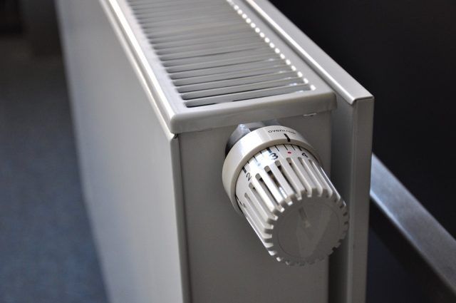 Cómo funciona la placa solar térmica? ¿Qué necesitamos para poder instalarla? Necesitamos la placa solar térmica ¿para qué la usaremos? Se coloca en la azotea de cualquier vivienda para que capte el sol de cada día. Hace efecto de espejo y se calienta. Tendrás que tener un circuito llamado hidráulico. Esto está compuesto por unas tuberías que se acoplarán a todos los radiadores que tenga la vivienda o a todos los baños. El intercambiador de temperatura será imprescindible.