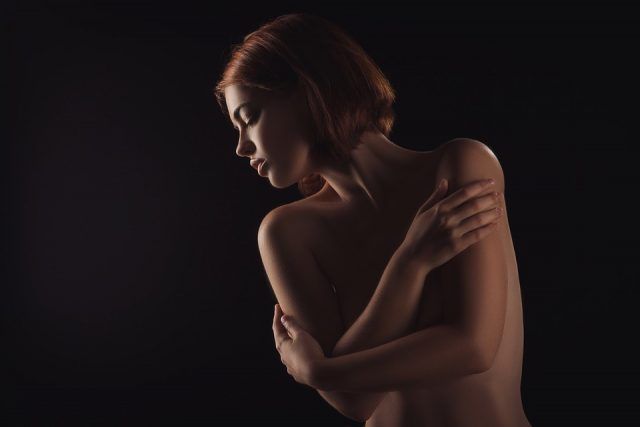 La modelo pequeña o petite Si no alcanzas la altura de 170 centímetros tienes que saber que podrás ser una modelo petite. Estas no superan ciertas alturas, pero tienen cuerpos de infarto.