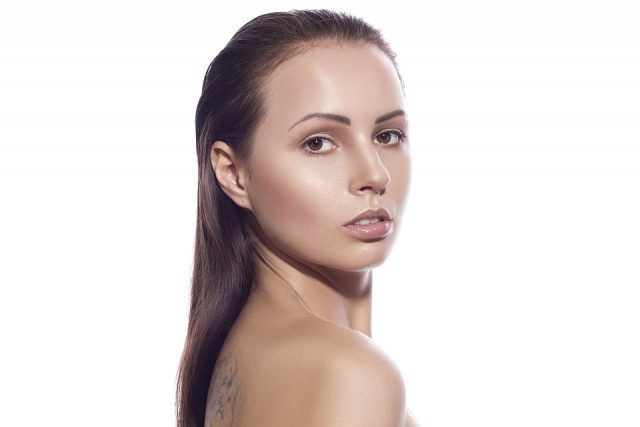 La modelo pequeña o petite Si no alcanzas la altura de 170 centímetros tienes que saber que podrás ser una modelo petite. Estas no superan ciertas alturas, pero tienen cuerpos de infarto.