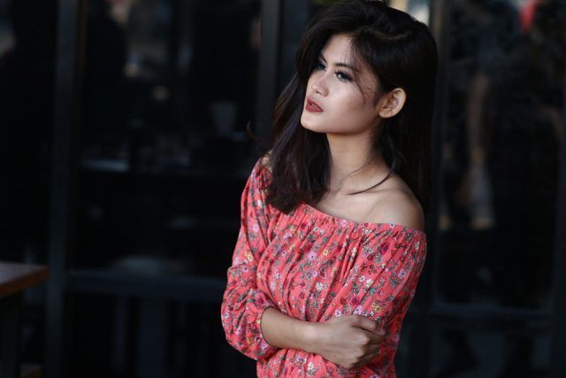 La modelo pequeña o petite Si no alcanzas la altura de 170 centímetros tienes que saber que podrás ser una modelo petite. Estas no superan ciertas alturas, pero tienen cuerpos de infarto.