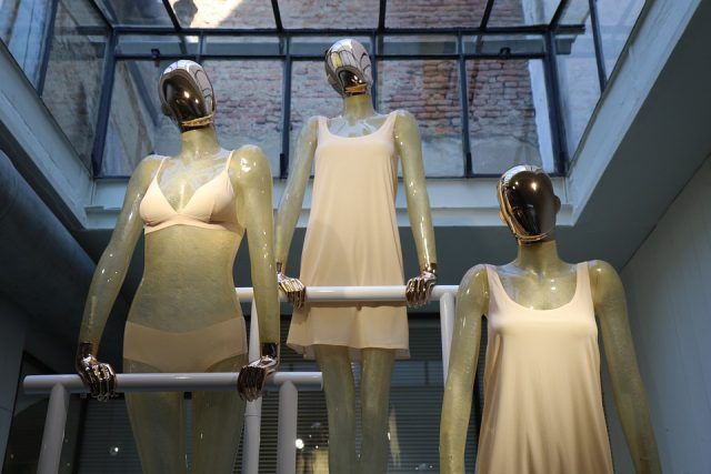 Puedes trabajar como modelo en H&M ¿para qué necesita modelos esta empresa? Tienen publicidad que se ve en televisión y catálogos en todas sus tiendas. Sácate un book que sea profesional para poder enseñarlo en la empresa. Si quieres puedes apuntarte en una agencia de modelos. Trabajar de modelo es muy difícil, pero ¿por qué no intentarlo? Te puede interesar como trabajar como modelo.