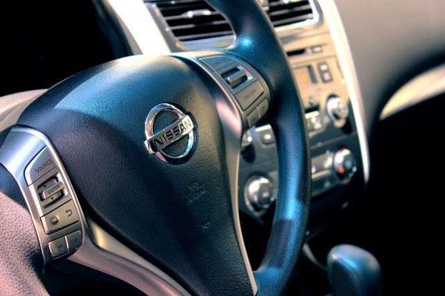 Quien tiene un coche Nissan tiene un tesoro. Es una empresa de origen japonesa que usa una alta tecnología en todo lo que hace. Suele fabricar coches en fábricas usando cadenas de montaje ¿te suena el Nissan Skyline, el Almera o el Micra?