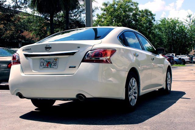 Quien tiene un coche Nissan tiene un tesoro. Es una empresa de origen japonesa que usa una alta tecnología en todo lo que hace. Suele fabricar coches en fábricas usando cadenas de montaje ¿te suena el Nissan Skyline, el Almera o el Micra?