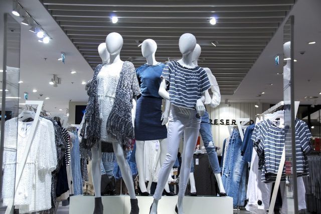¿Conoces Primark? ¿quién no ha ido a esta tienda ropa? Es una tienda de moda que tiene muchos adeptos gracias a que vende todo tipo de prendas tanto para la mujer, el hombre y niños. No solo podrás encontrar ropa, en Primark vende pijamas y ropa interior. Estas tiendas suelen estar ubicadas en centro comerciales. Aprovechan la gran afluencia que tienen estos centros para poder facturar con sus tiendas. Estas empresa está creciendo como la espuma. Lleva años subiendo como lo espuma. Seguro que te interesa trabajar en esta empresa. Te vamos a contar como puedes trabajar en Primark.
