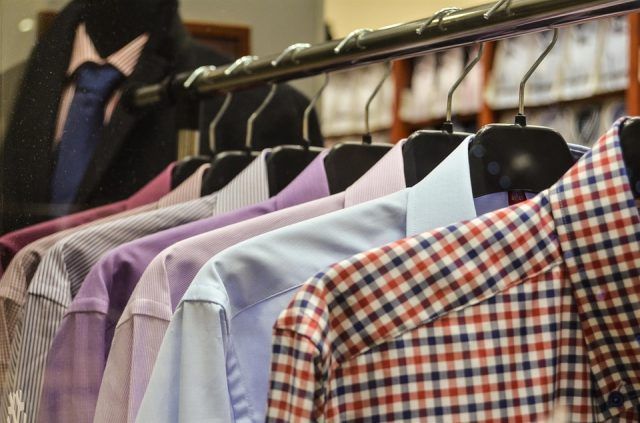 ¿Conoces Primark? ¿quién no ha ido a esta tienda ropa? Es una tienda de moda que tiene muchos adeptos gracias a que vende todo tipo de prendas tanto para la mujer, el hombre y niños. No solo podrás encontrar ropa, en Primark vende pijamas y ropa interior. Estas tiendas suelen estar ubicadas en centro comerciales. Aprovechan la gran afluencia que tienen estos centros para poder facturar con sus tiendas. Estas empresa está creciendo como la espuma. Lleva años subiendo como lo espuma. Seguro que te interesa trabajar en esta empresa. Te vamos a contar como puedes trabajar en Primark.