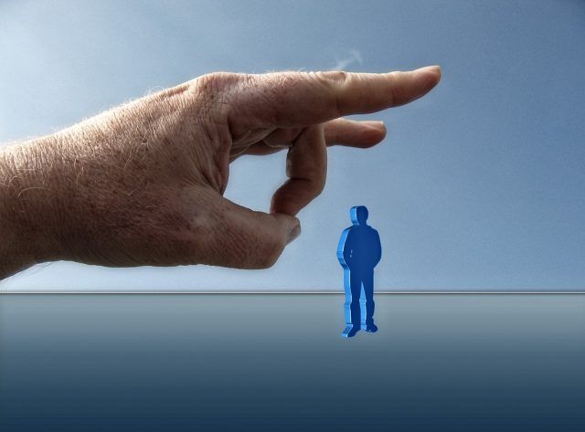 El despido improcedente. Cuando un trabajador es eliminado de su trabajo cuando nunca haya hecho nada malo o  no haya provocado este despido se dirá que es un despido improcedente. Para entender el término de despido improcedente es mejor poner ejemplos.  Imagina que una mujer cubre un puesto de trabajo. Se queda embarazada y la empresa la echa sin aclarar ningún motivo. Esto un despido improcedente en toda regla. No es motivo de despido un embarazo. La empresa tendría que responder ante este acto. Lo mismo sería por despedir a una persona por ser de color, por su condición sexual, etc.