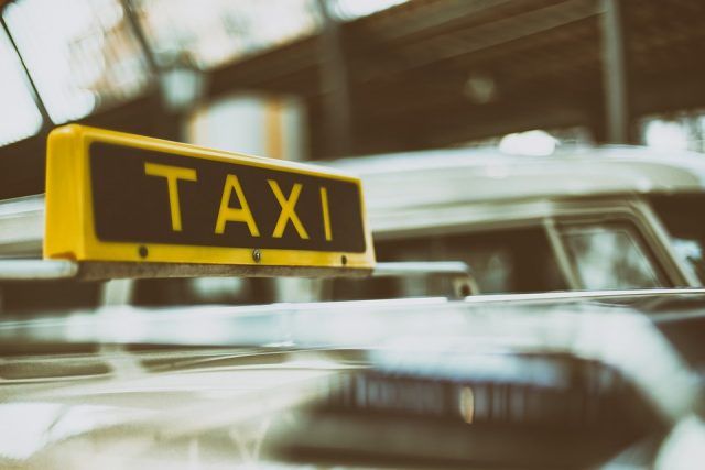 Normalmente estos tienen en sus coches un libro de quejas y reclamaciones. Si estás molesto por algo no dudes en denunciar. Te contamos cómo denunciar a un taxista.