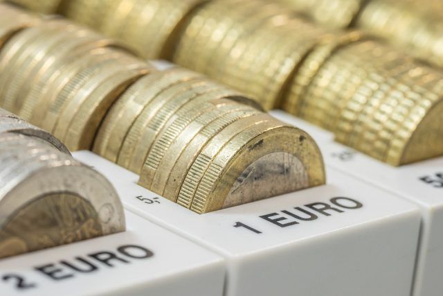 Hay trabajadores en sus oficinas hasta incluso limpiadoras. Siempre te ha llamado el tema de la banca y no sabes cómo acceder a trabajar ¿verdad? Te vamos a contar cómo trabajar de cajero de banco.