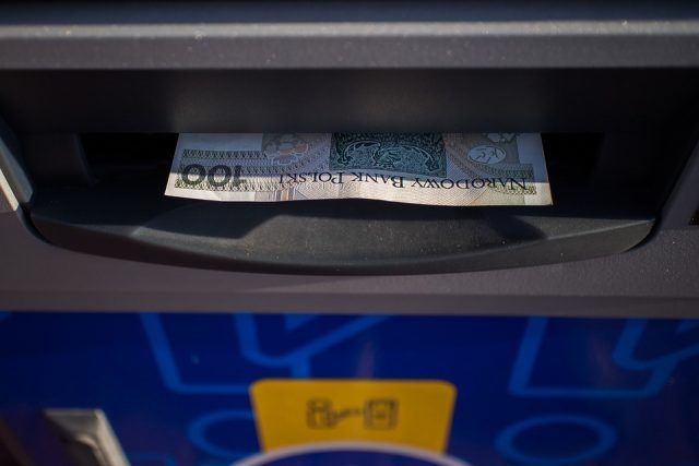 Hay trabajadores en sus oficinas hasta incluso limpiadoras. Siempre te ha llamado el tema de la banca y no sabes cómo acceder a trabajar ¿verdad? Te vamos a contar cómo trabajar de cajero de banco.