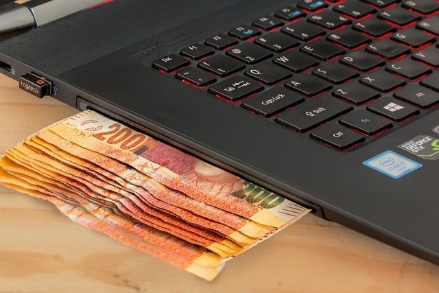 Hay trabajadores en sus oficinas hasta incluso limpiadoras. Siempre te ha llamado el tema de la banca y no sabes cómo acceder a trabajar ¿verdad? Te vamos a contar cómo trabajar de cajero de banco.