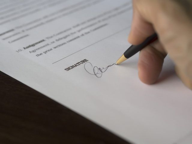 Cuando firmamos podemos expresar una determinada personalidad, actitud y firma de comportarse. Tendrás que tener una firma bonita, pero para esto deberás de practicar mucho antes de conseguir elegir una. Nadie tiene una firma igual a otra persona y sino observa a tú alrededor.